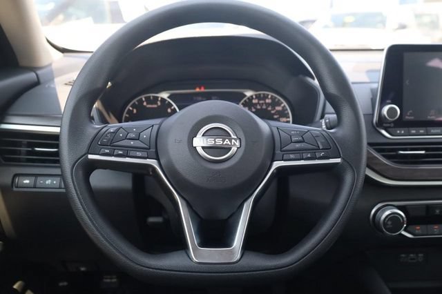 Used 2024 Nissan Altima 2.5 SV FWD image 8