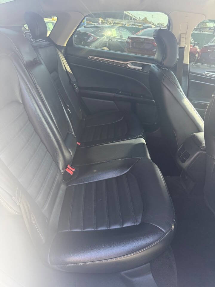 Used 2017 Ford Fusion SE FWD image 20