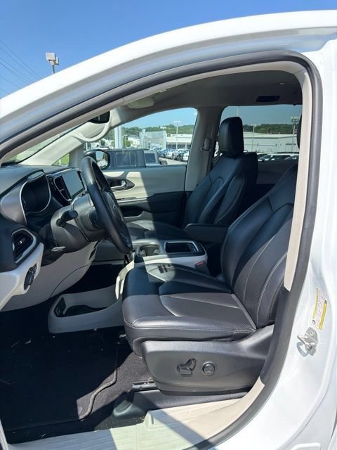 Used 2024 Chrysler Pacifica Touring-L FWD image 8