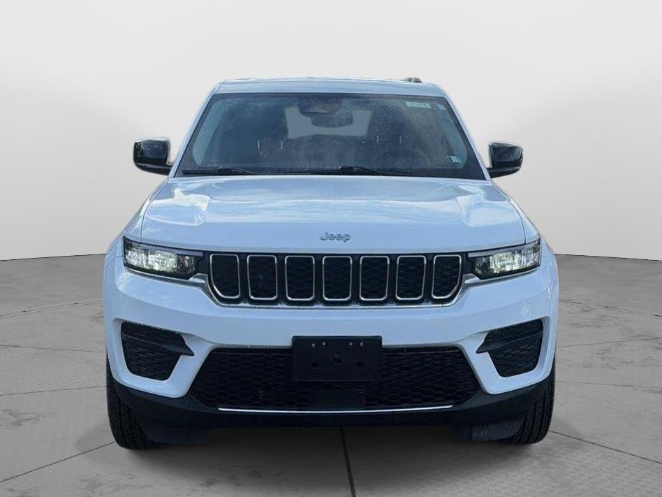 Used 2023 Jeep Grand Cherokee Laredo AWD/4WD image 3