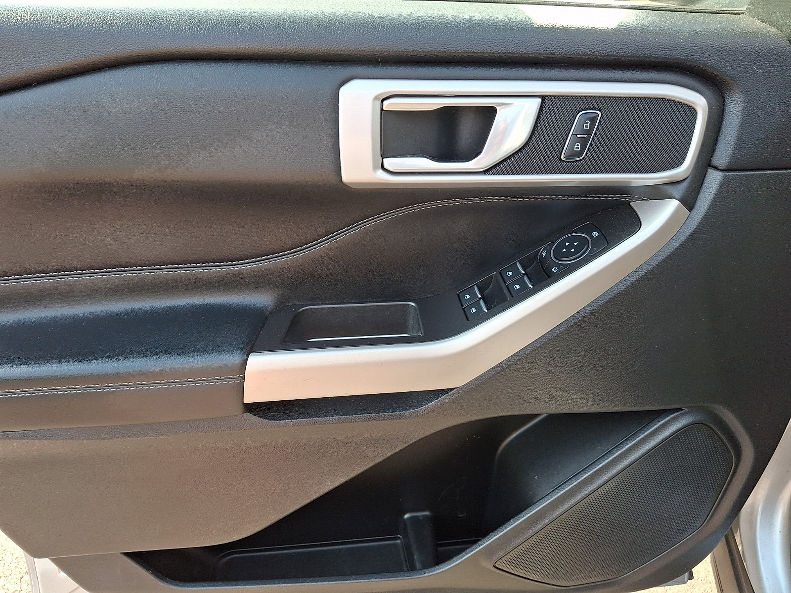 Used 2023 Ford Explorer XLT w/ Equipment Group 202A AWD/4WD image 14