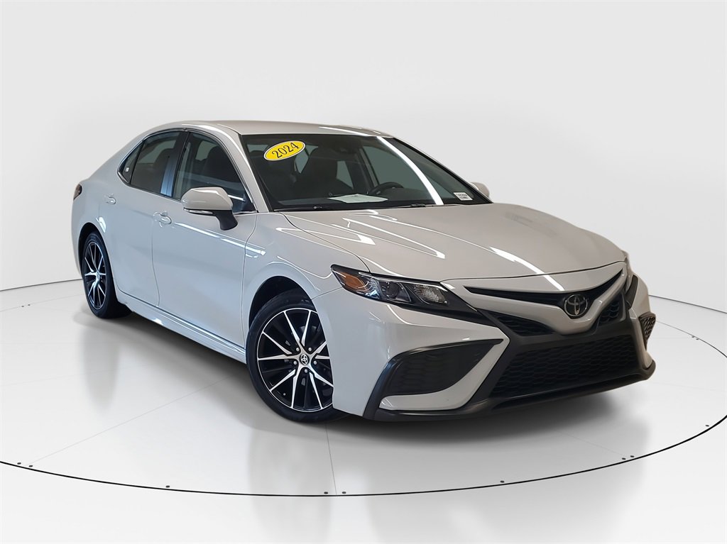 Used 2024 Toyota Camry SE image 2