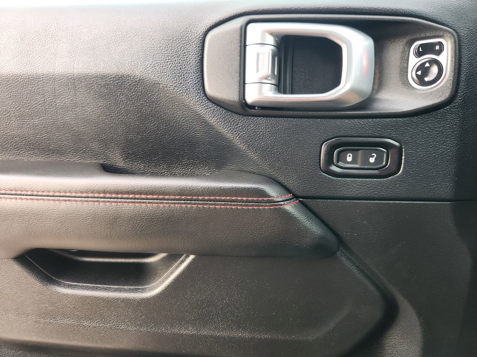 Used 2018 Jeep Wrangler Unlimited Rubicon w/ Dual Top Group image 25