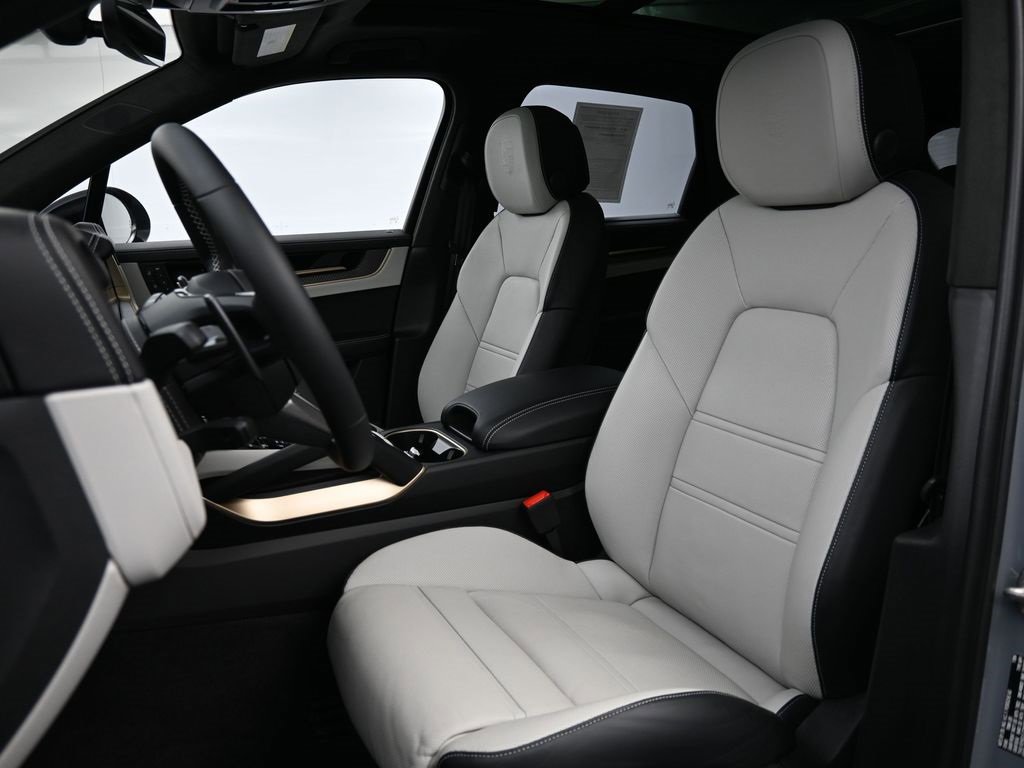 Used 2025 Porsche Cayenne Turbo image 5