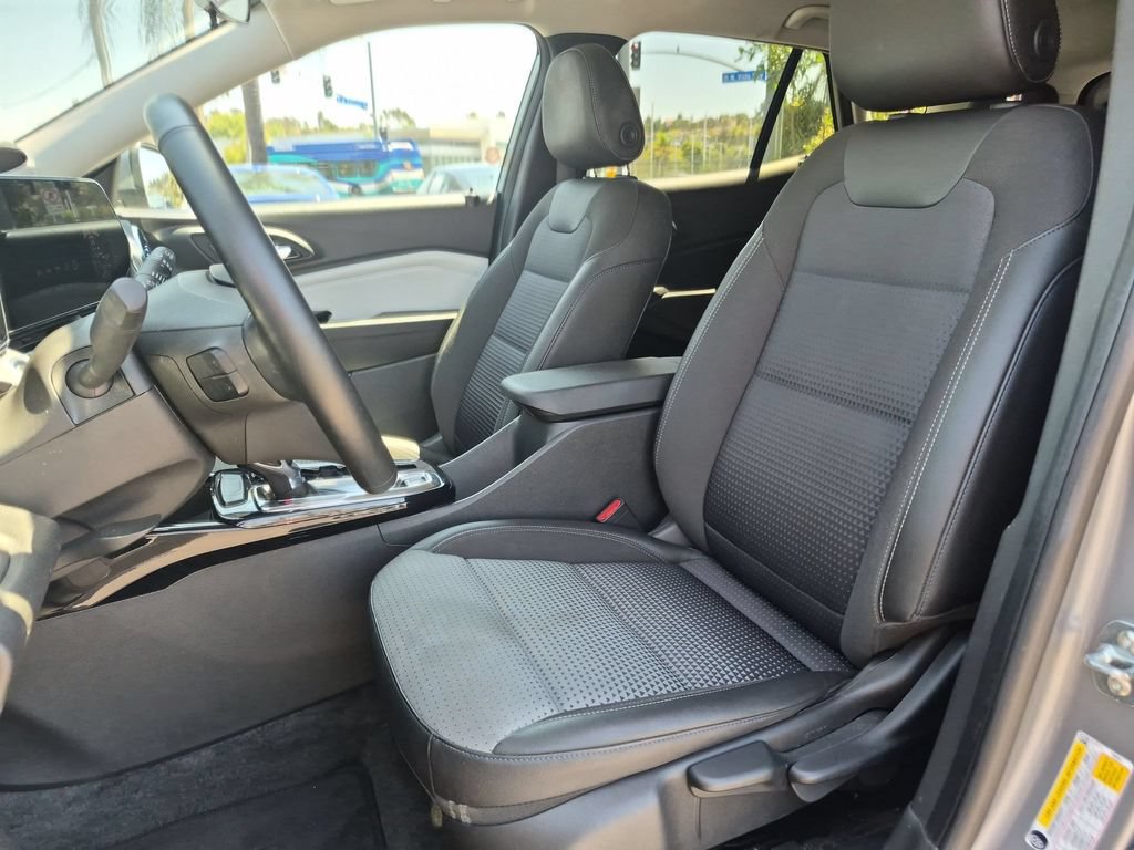 Used 2025 Chevrolet Trax LT w/ LT Convenience Package FWD image 25