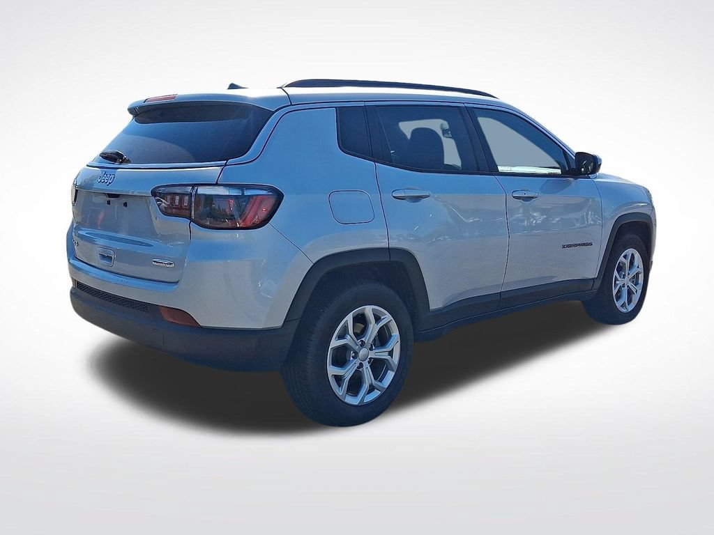 Used 2024 Jeep Compass Latitude AWD/4WD image 4