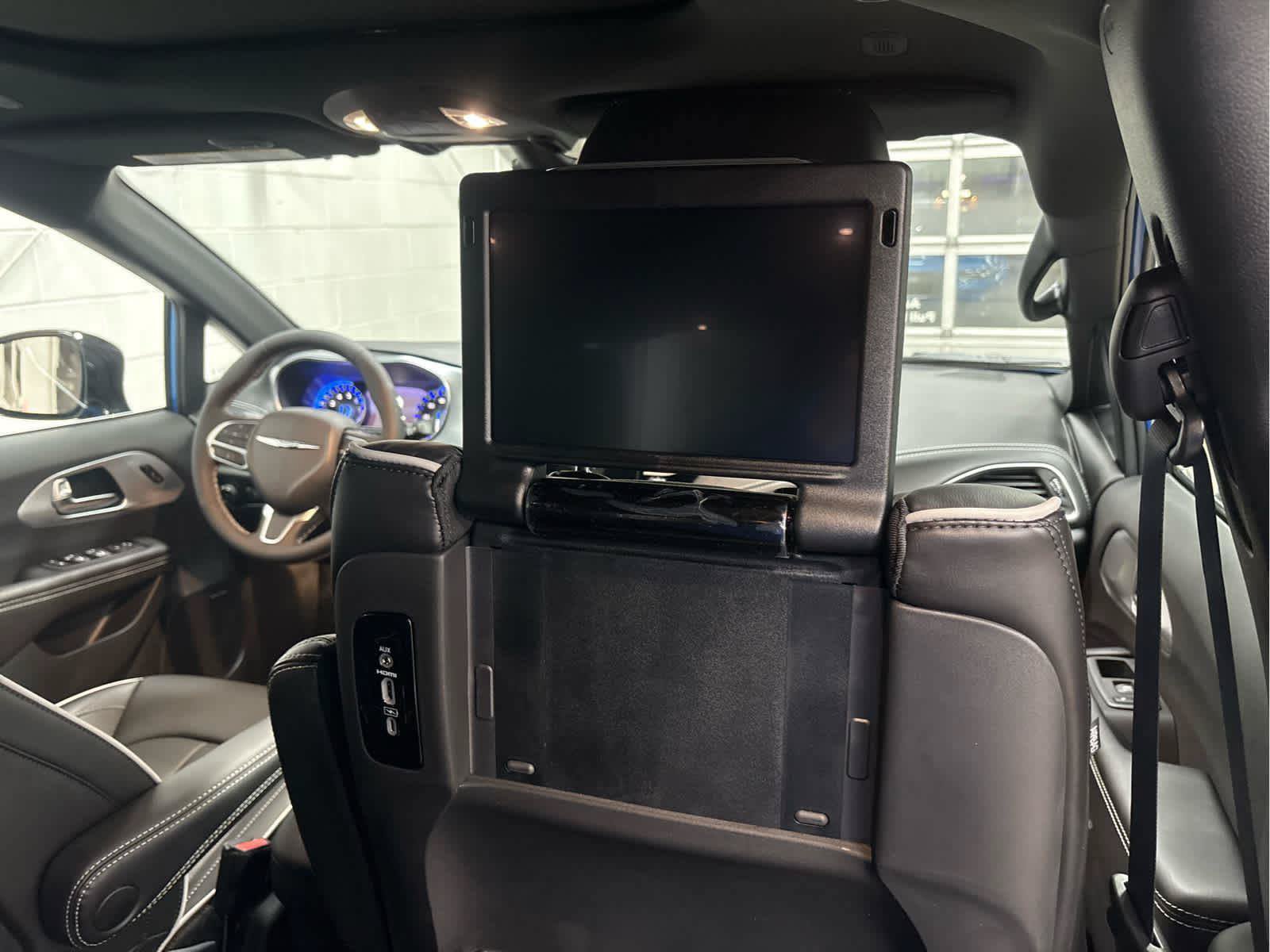 New 2026 Chrysler Pacifica Limited w/ Uconnect Theater Family Group FWD image 33