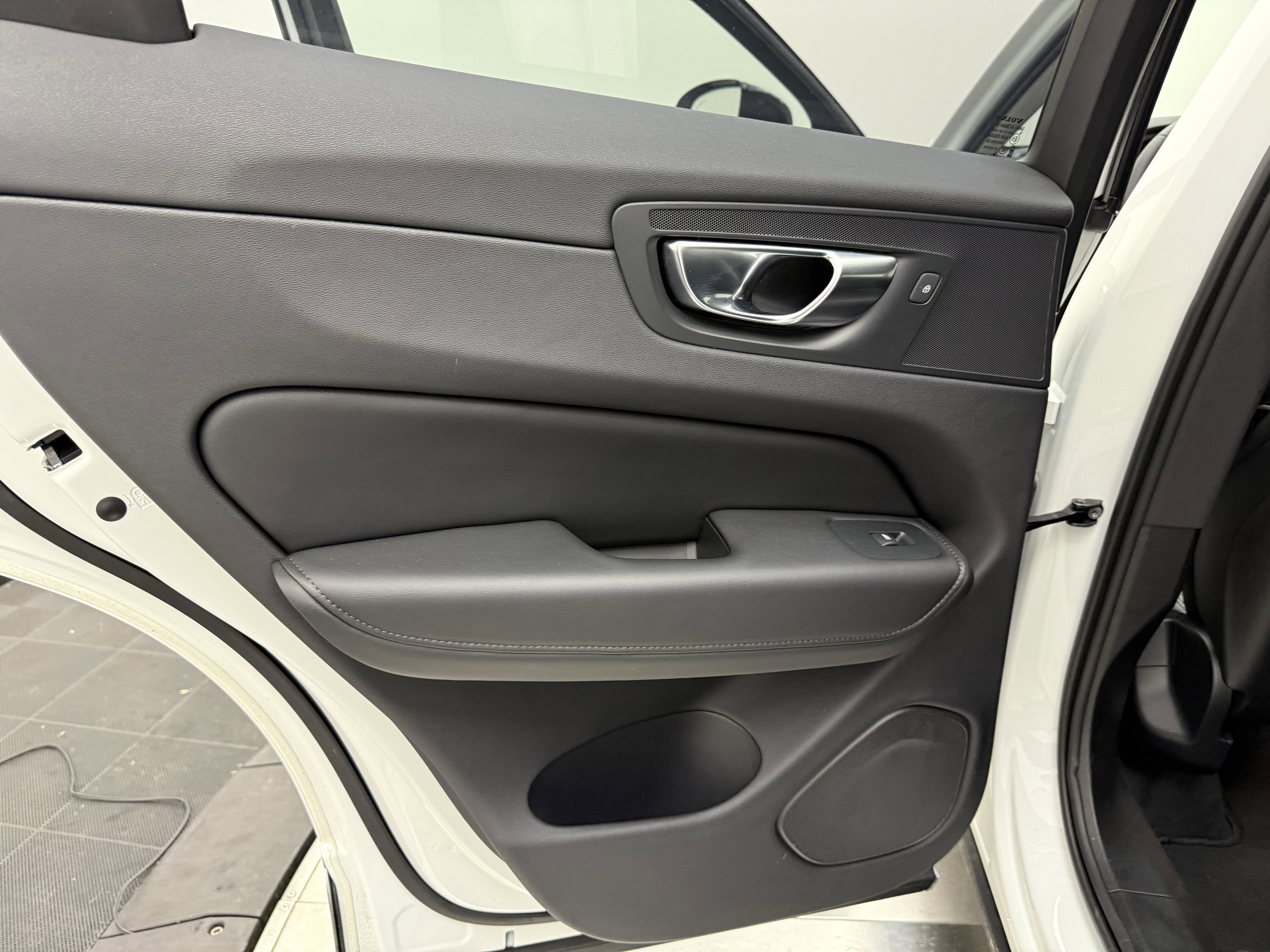 Certified 2025 Volvo XC60 B5 Plus image 24