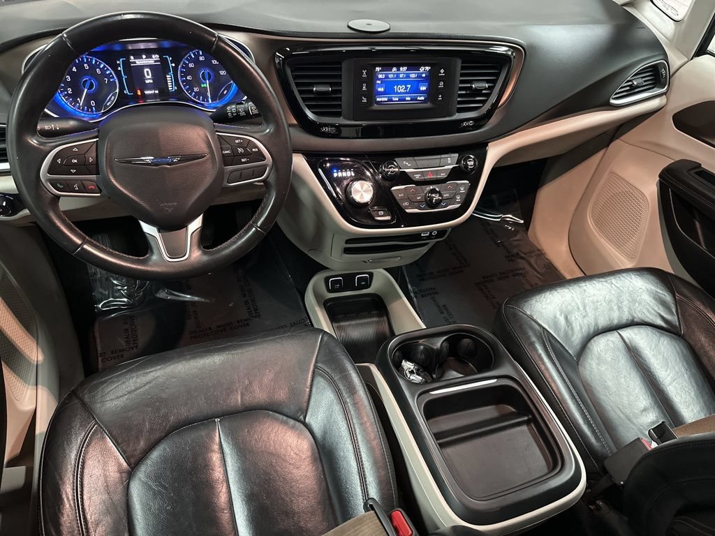 Used 2017 Chrysler Pacifica Touring-L FWD image 12