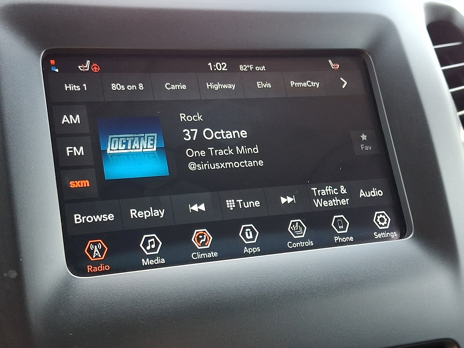 Used 2019 Jeep Cherokee Latitude Plus w/ Cold Weather Group AWD/4WD image 16