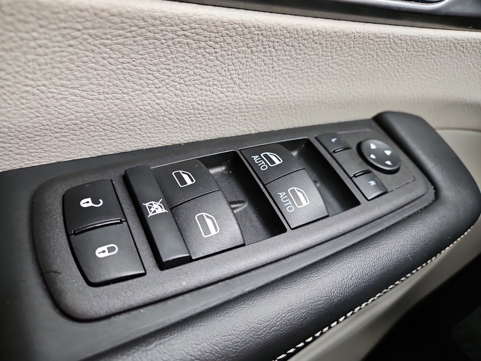 Used 2024 Chrysler Pacifica Select image 22