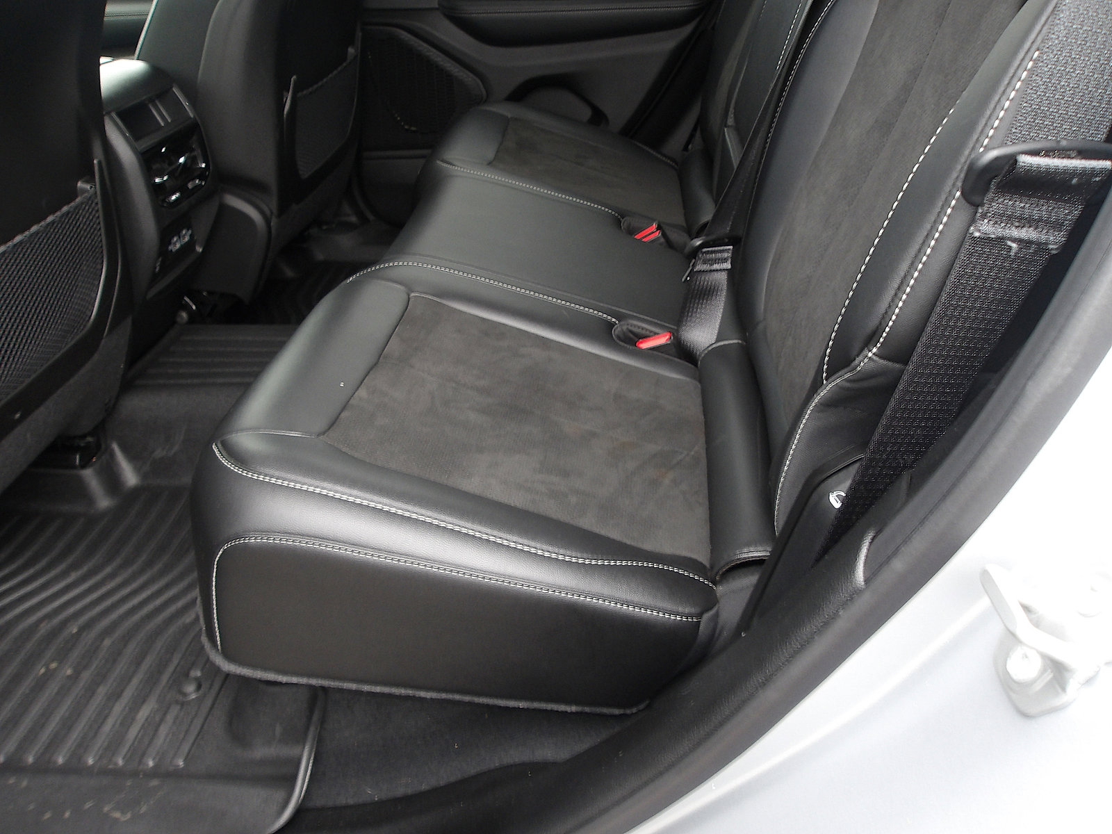 Used 2025 Jeep Grand Cherokee Altitude image 13