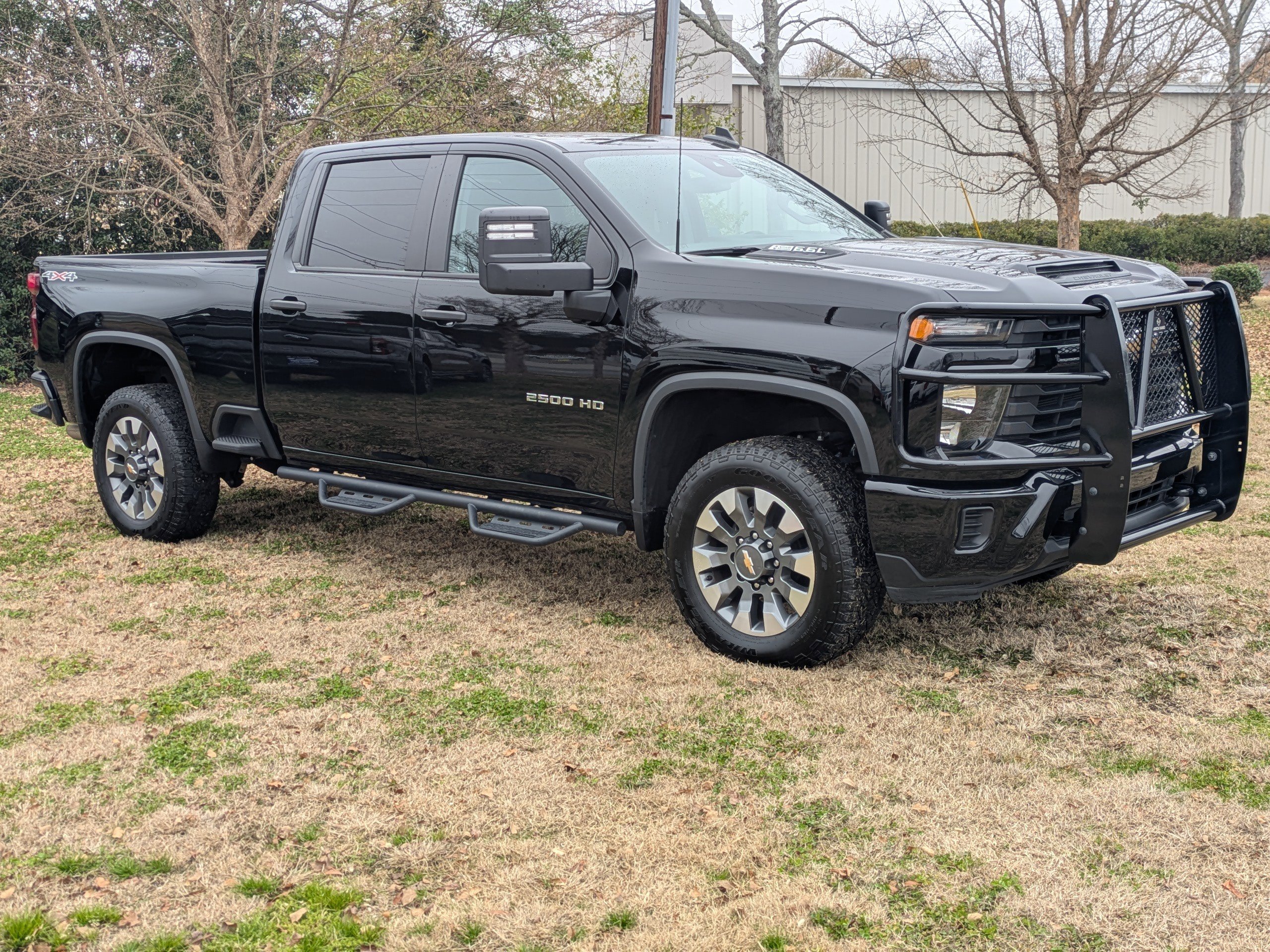Used 2024 Chevrolet Silverado 2500 Custom image 2