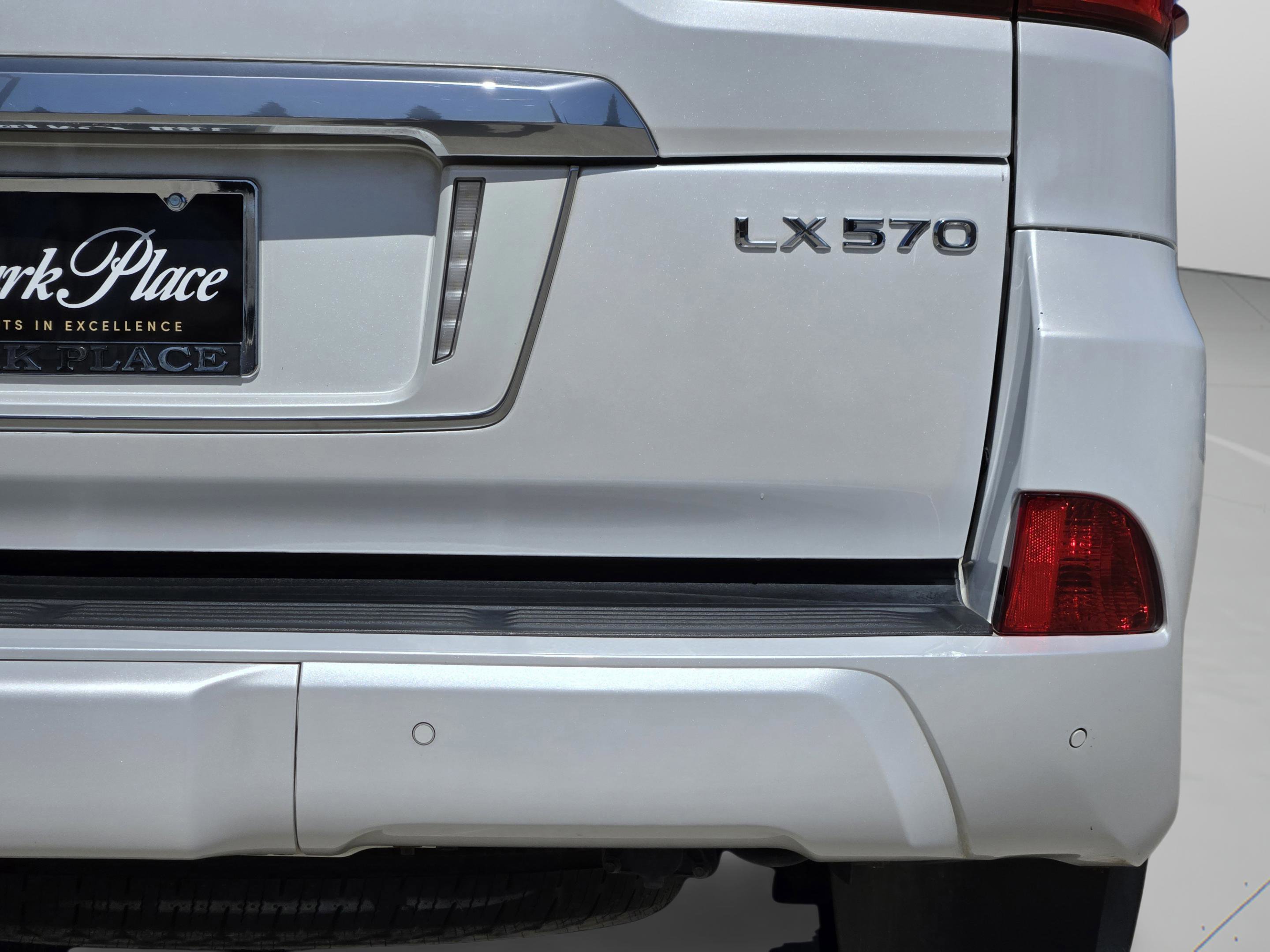 Used 2020 Lexus LX 570 4WD w/ Luxury Package image 16