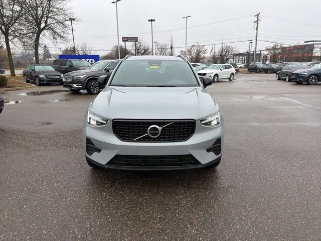 Used 2026 Volvo XC40 B5 Core w/ Climate Package image 2