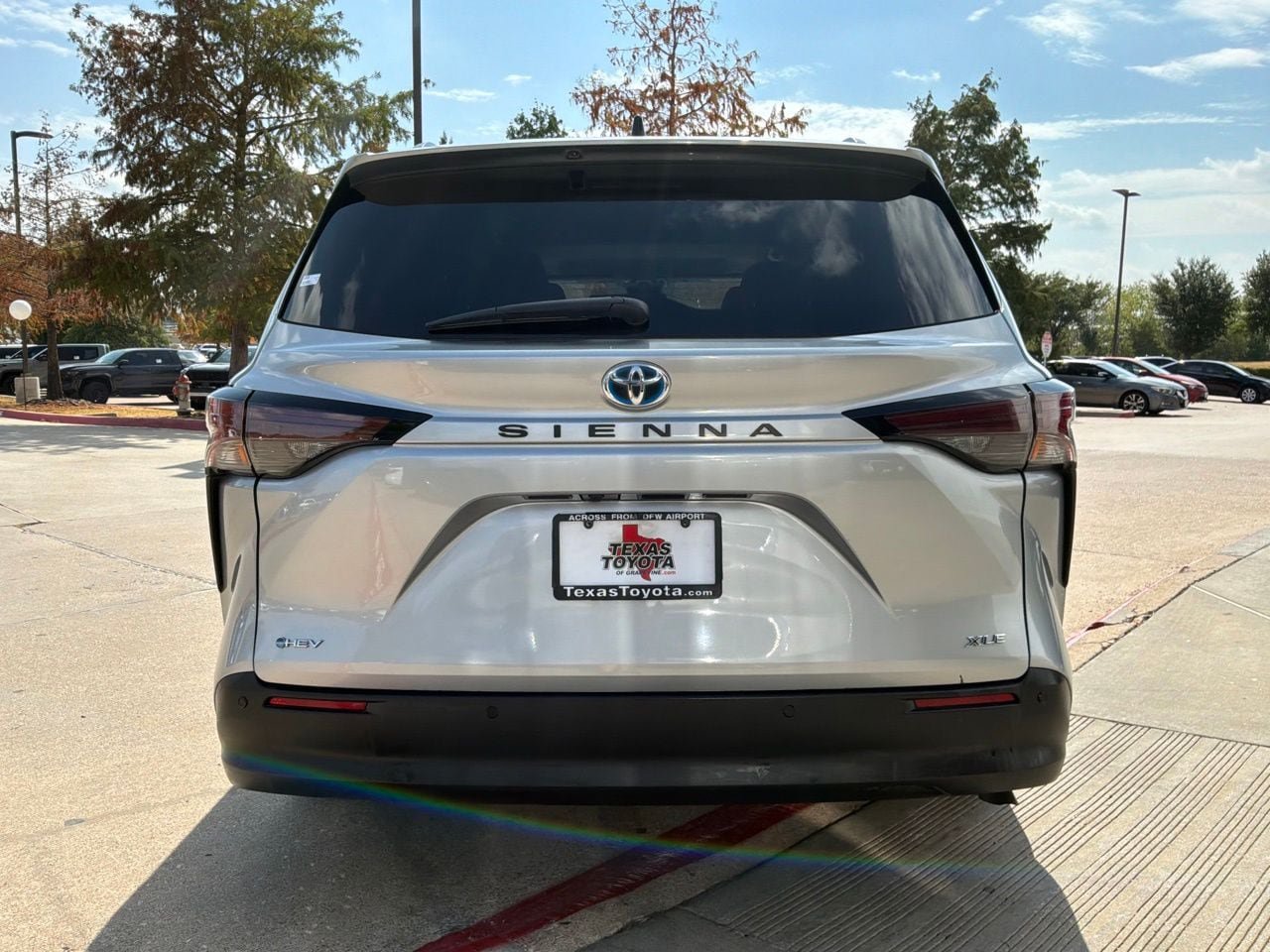 Used 2025 Toyota Sienna XLE FWD image 7