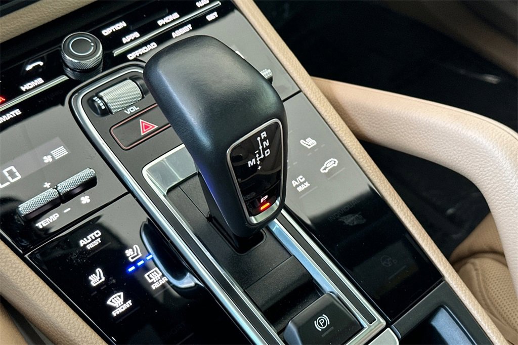 Used 2023 Porsche Cayenne Platinum Edition image 25