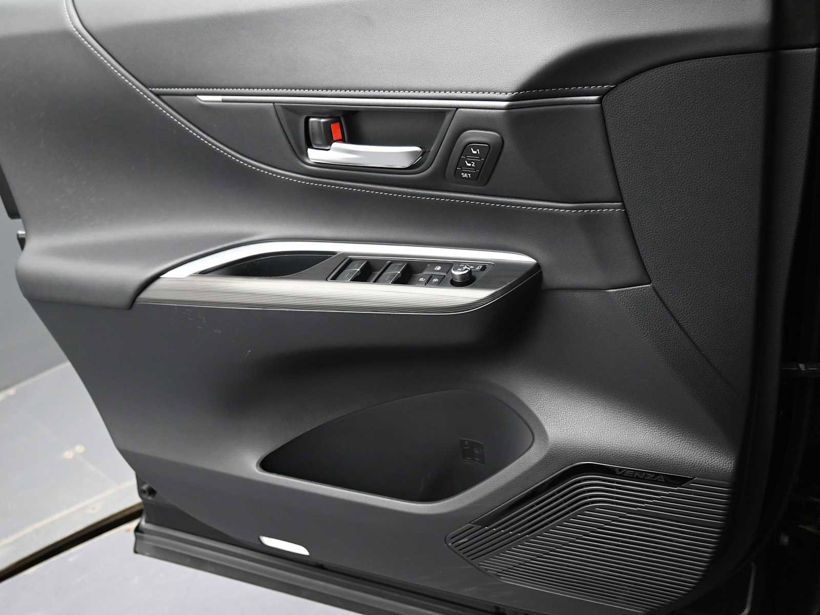 Used 2023 Toyota Venza Limited image 11