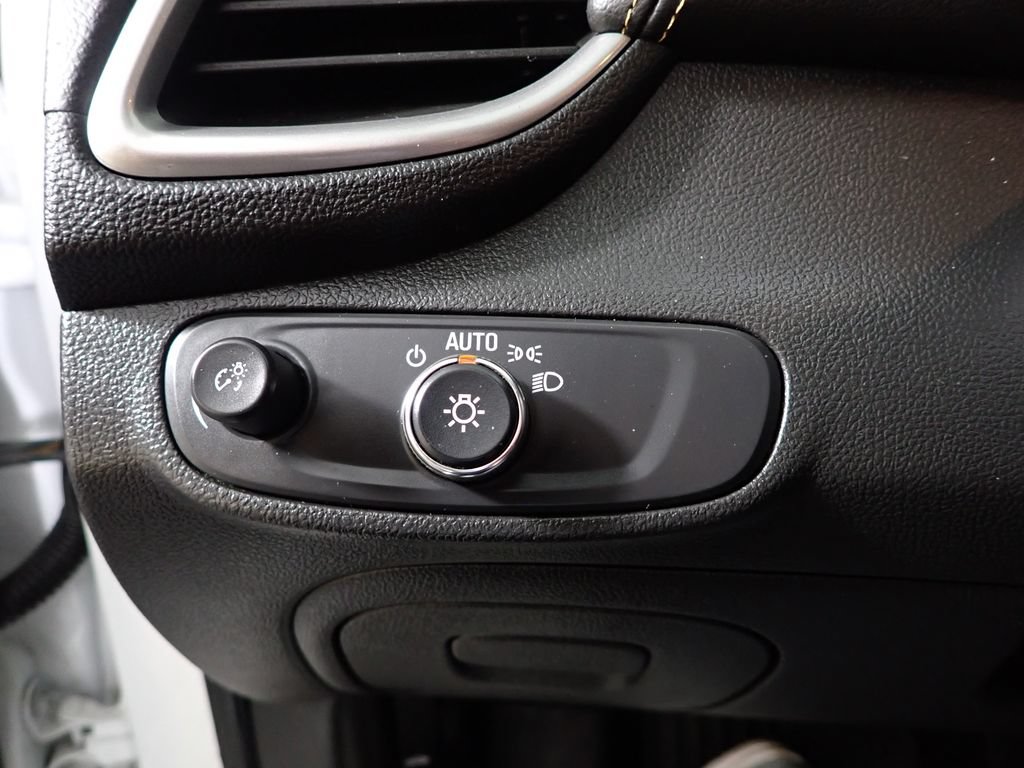 Used 2018 Chevrolet Trax LT w/ LT Convenience Package FWD image 23