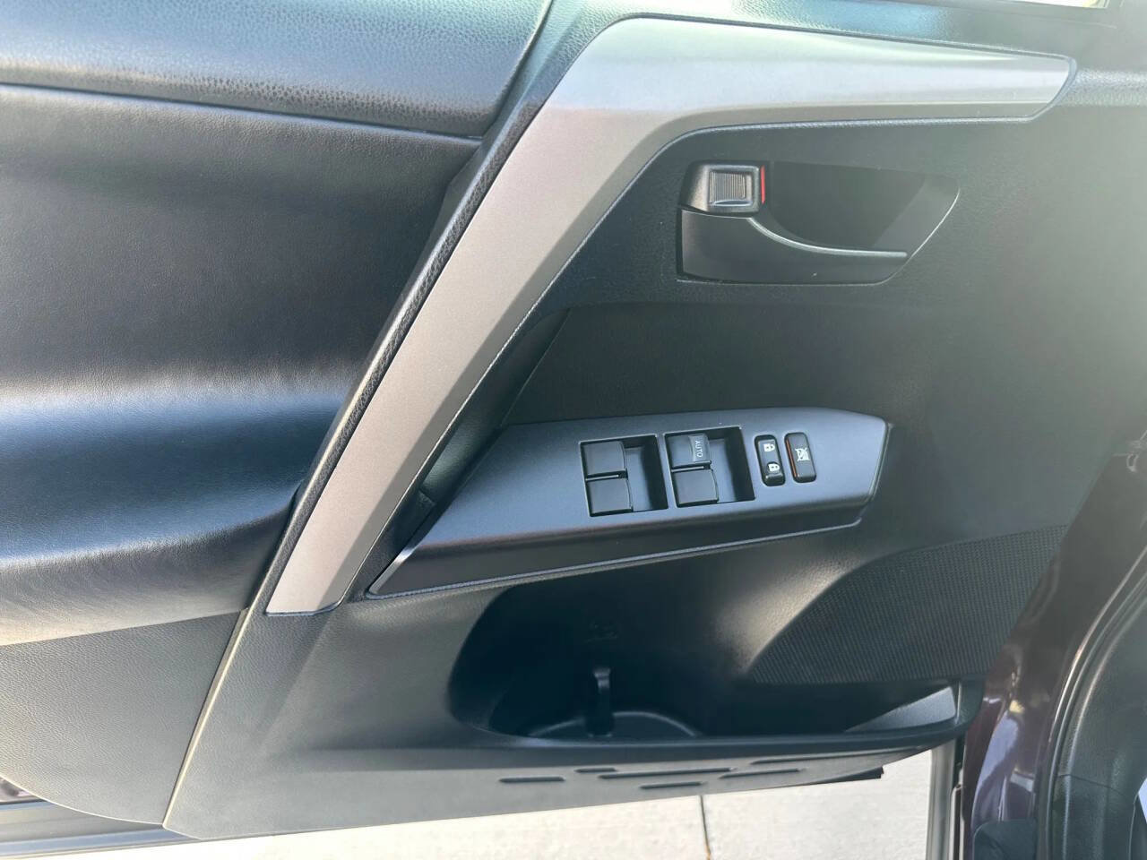 Used 2018 Toyota RAV4 XLE image 27