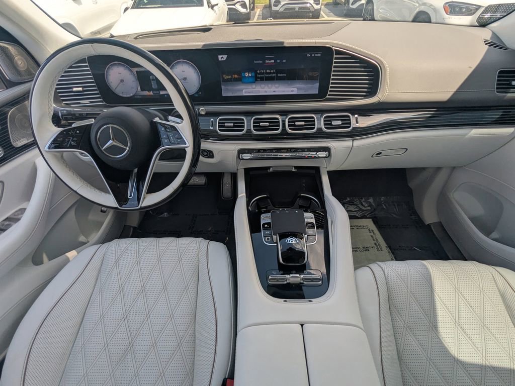 Used 2025 Mercedes-Benz Maybach GLS 600 4MATIC image 2
