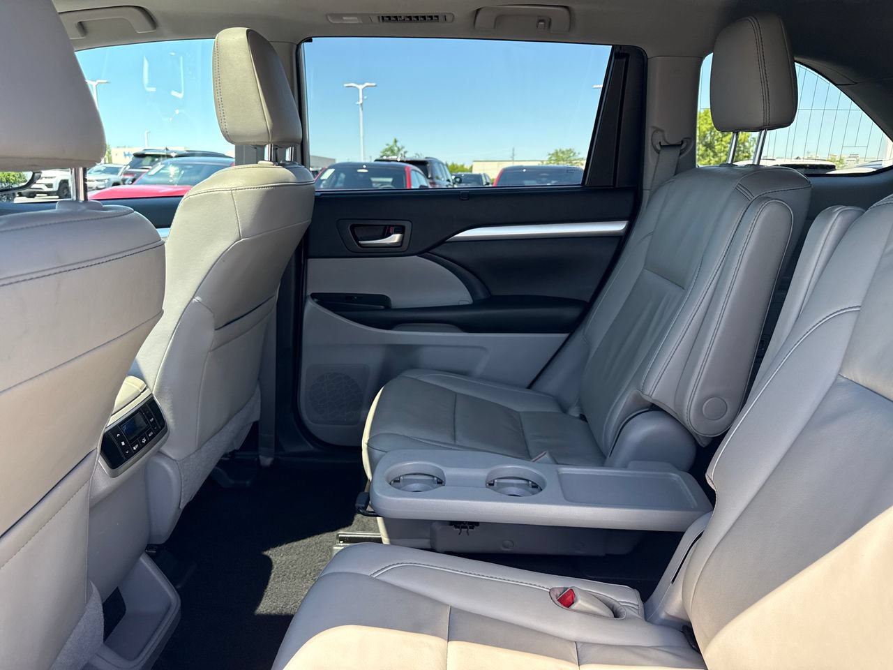 Used 2019 Toyota Highlander XLE FWD image 14