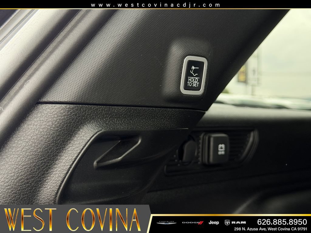 Used 2025 Jeep Grand Cherokee Altitude RWD image 11