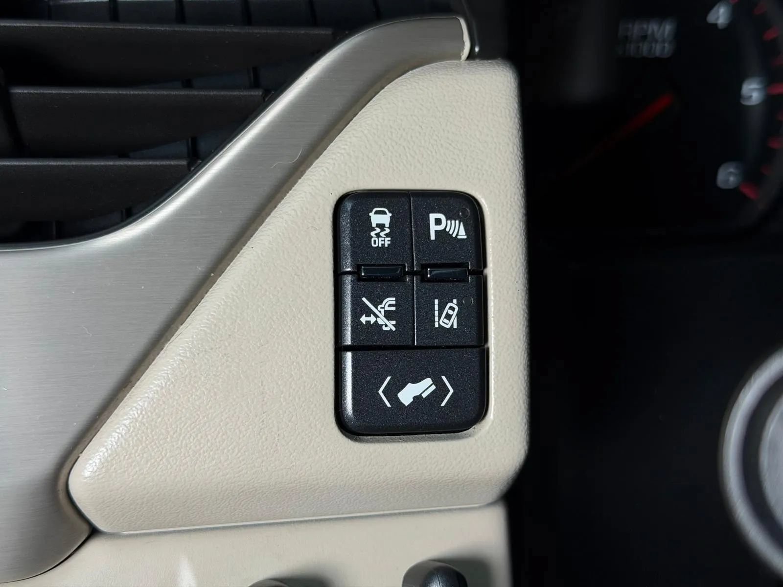 Used 2015 GMC Yukon Denali w/ Premium Package RWD image 31