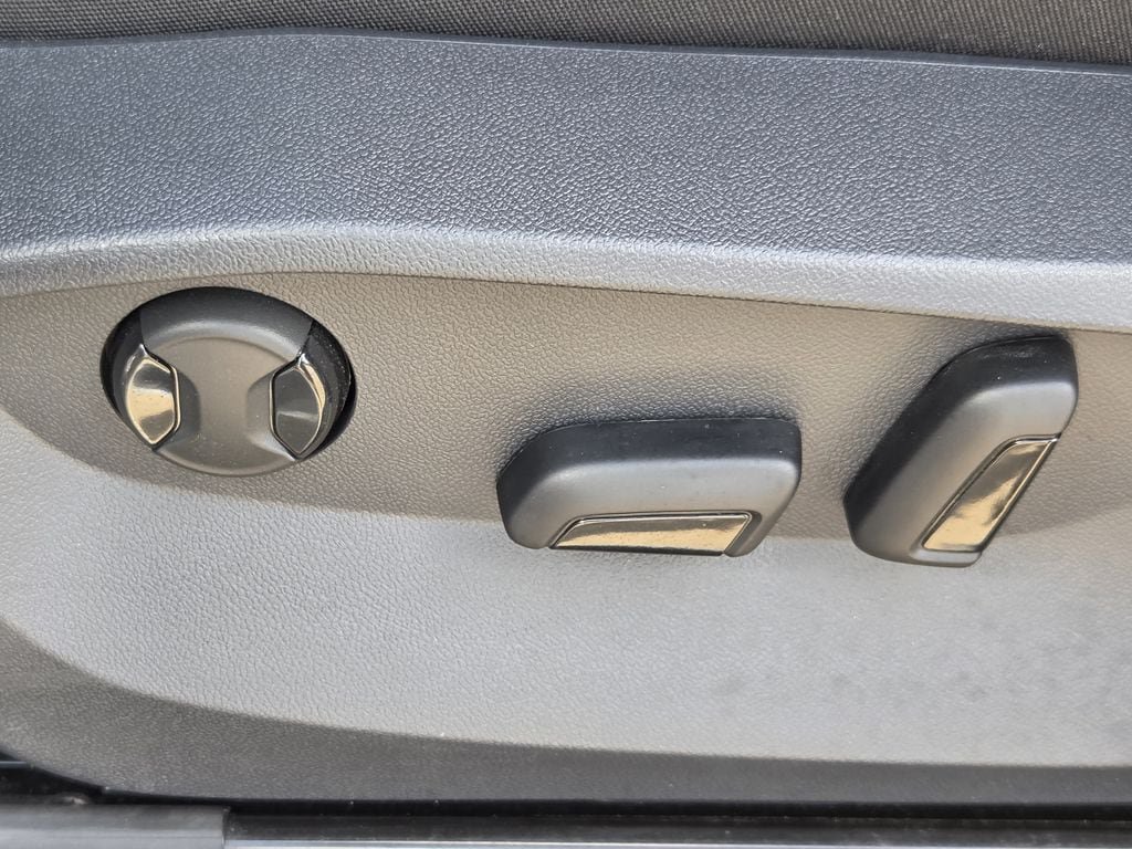 Used 2026 Volkswagen Taos SE FWD image 27
