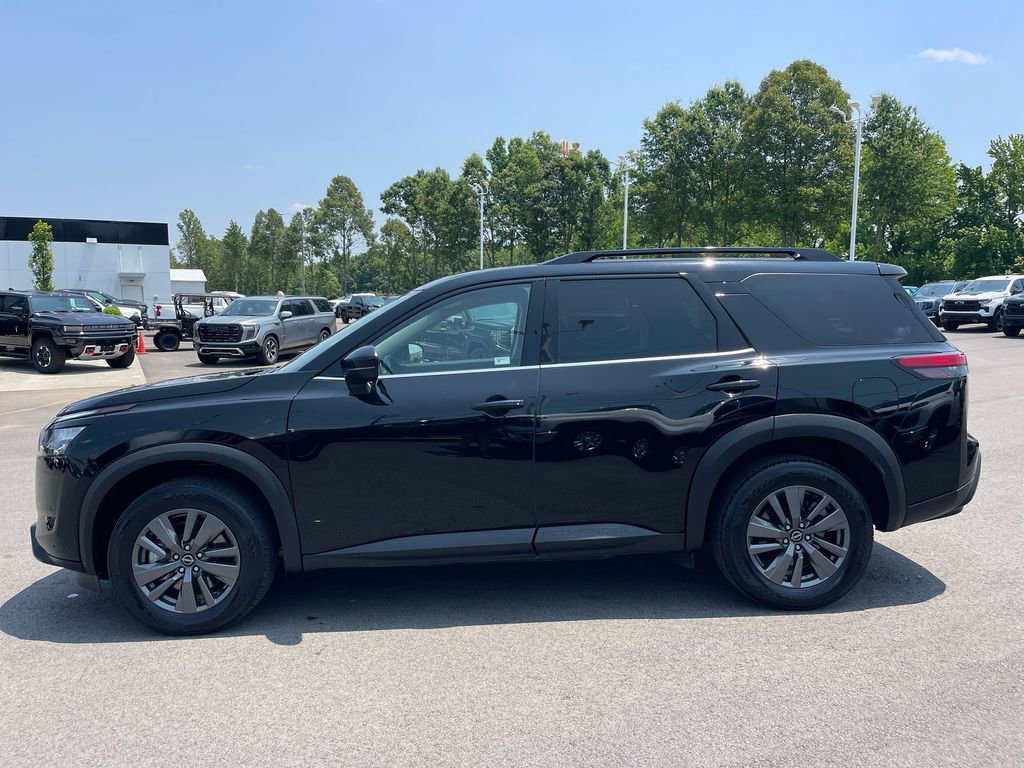 Used 2024 Nissan Pathfinder SV image 2