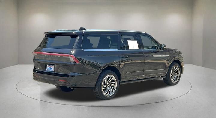 Certified 2025 Lincoln Navigator L Reserve AWD/4WD image 5