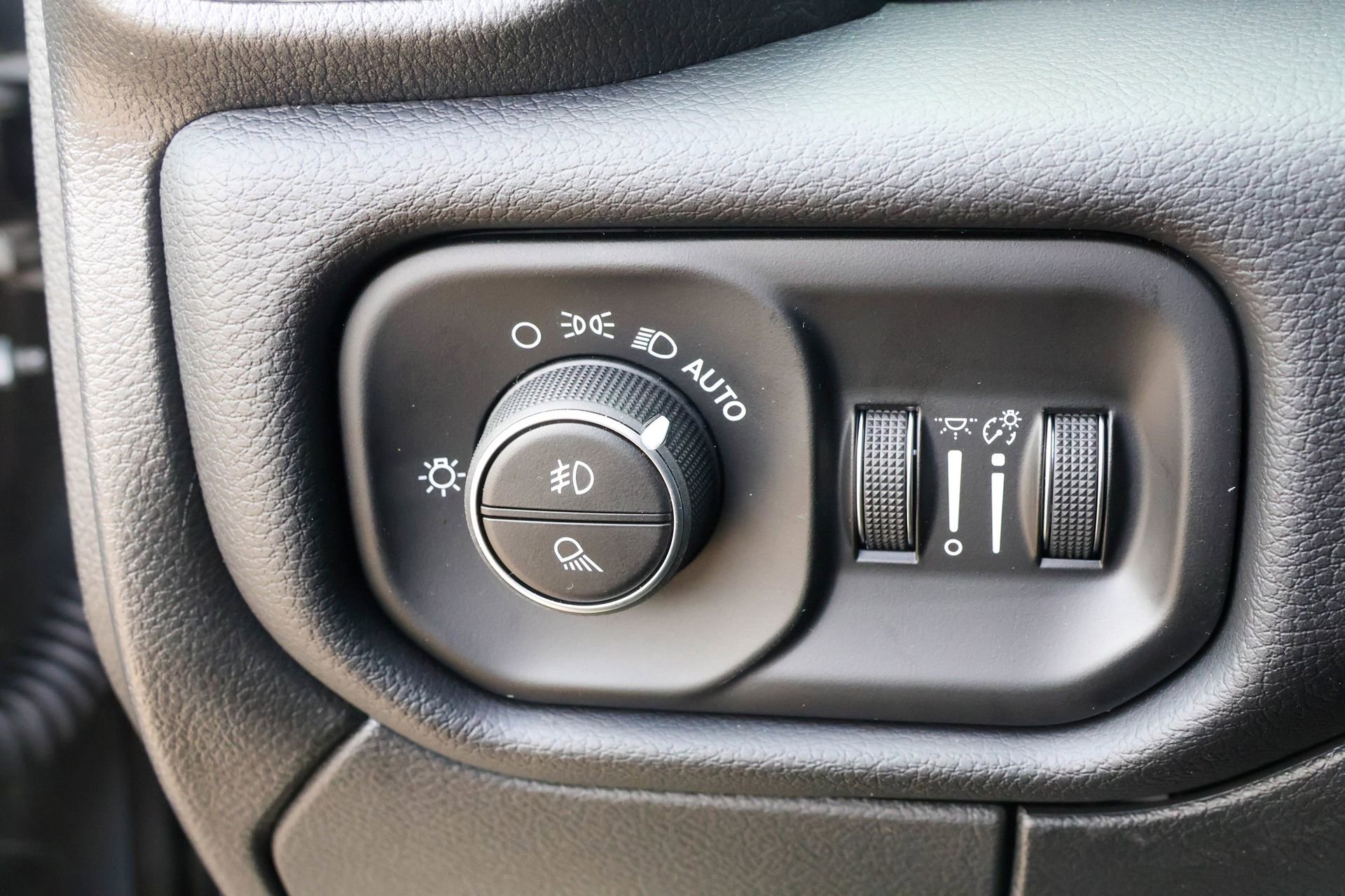 New 2026 RAM 3500 Laramie AWD/4WD image 28