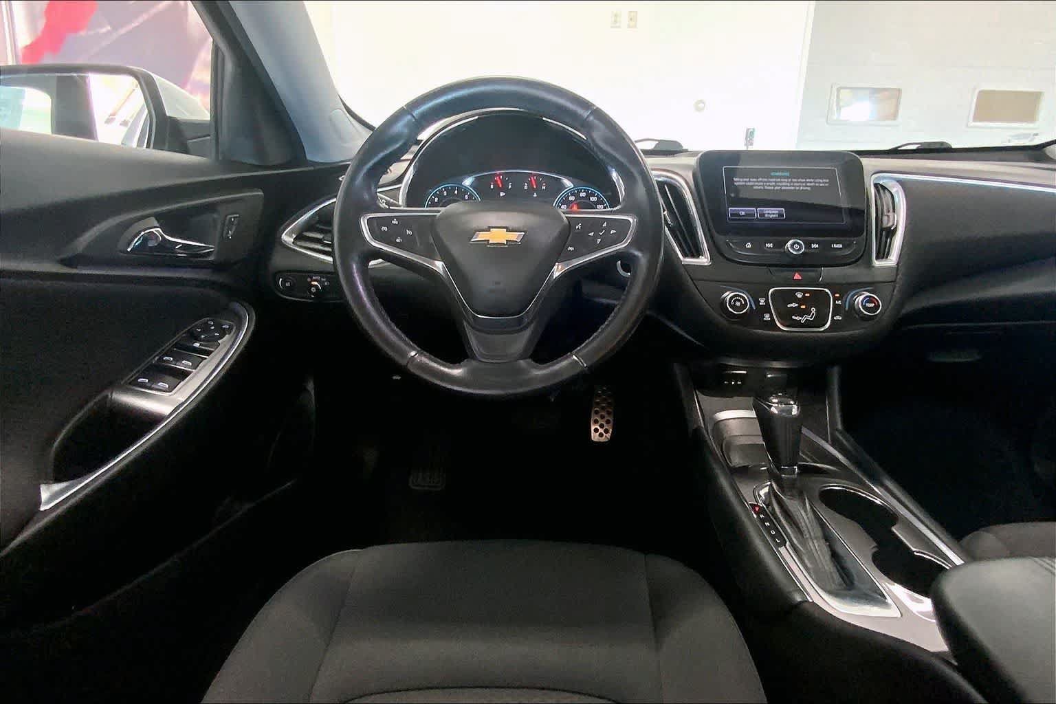 Used 2017 Chevrolet Malibu LT FWD image 13