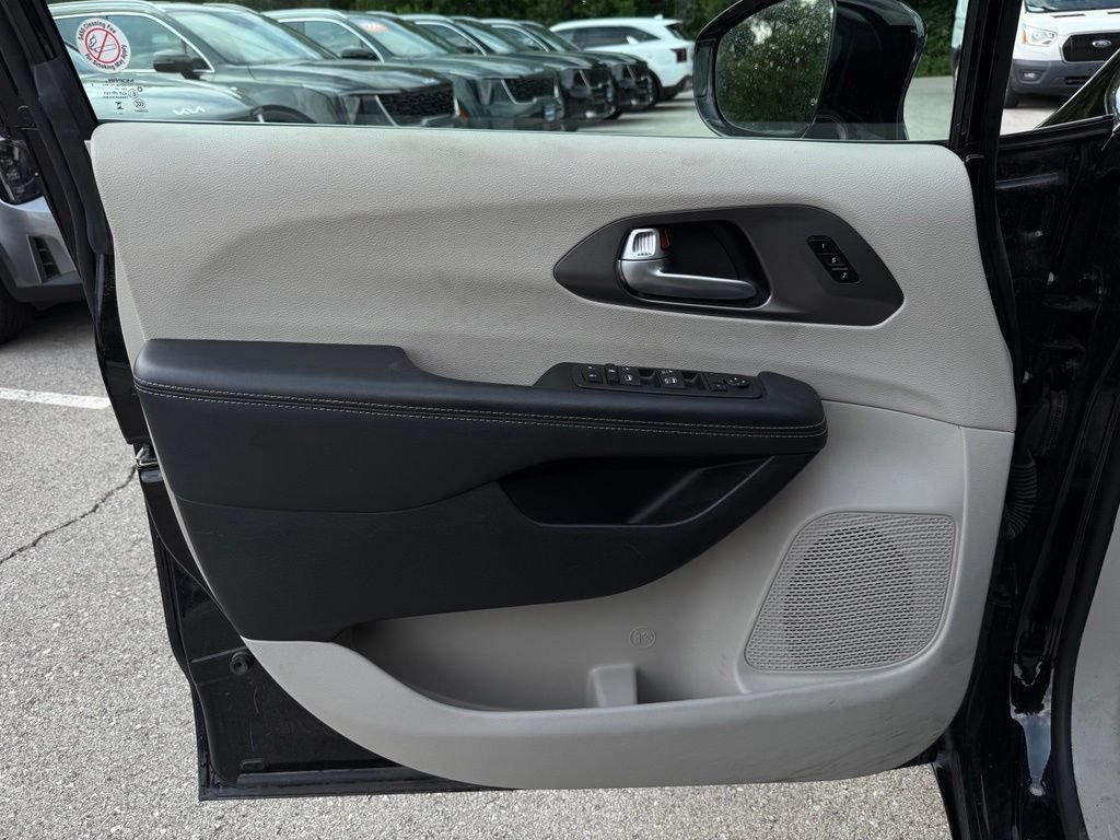 Used 2024 Chrysler Pacifica Touring-L FWD image 6