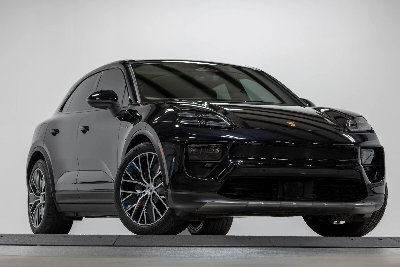 Used 2025 Porsche Macan 4S Electric AWD/4WD image 35