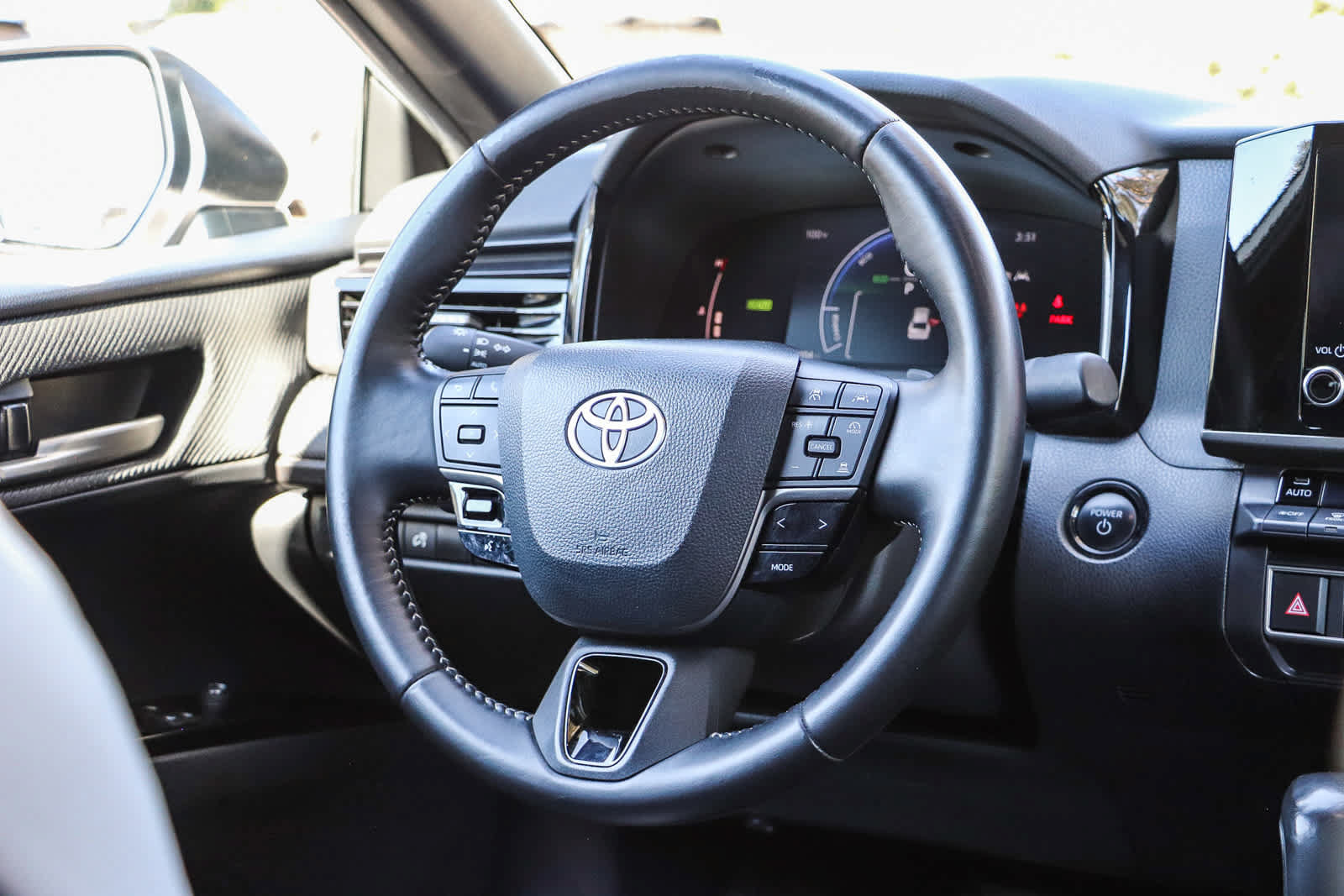 Used 2025 Toyota Camry SE FWD image 16