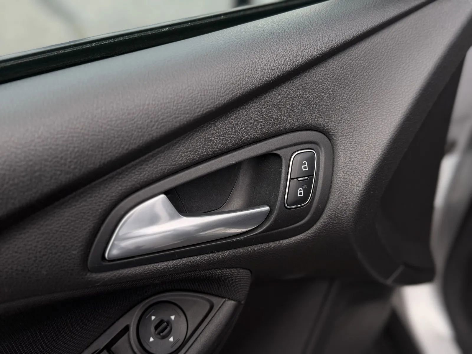 Used 2018 Ford Focus SE w/ Cold Weather Package FWD image 33