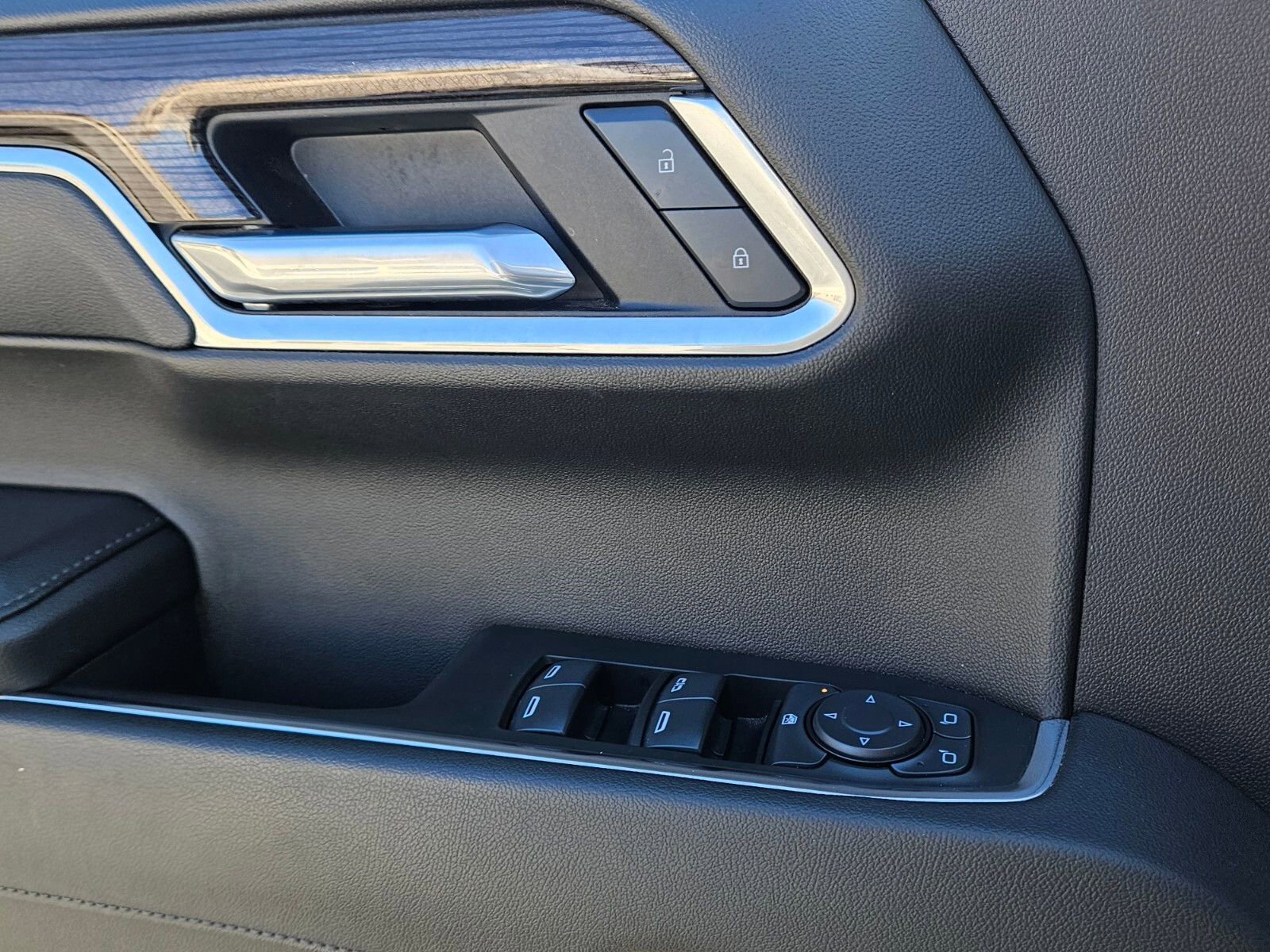 Used 2025 Chevrolet Silverado 1500 LT image 30