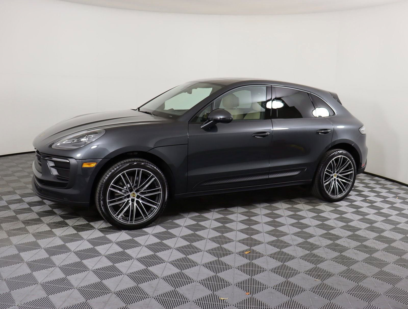 Used 2025 Porsche Macan image 2
