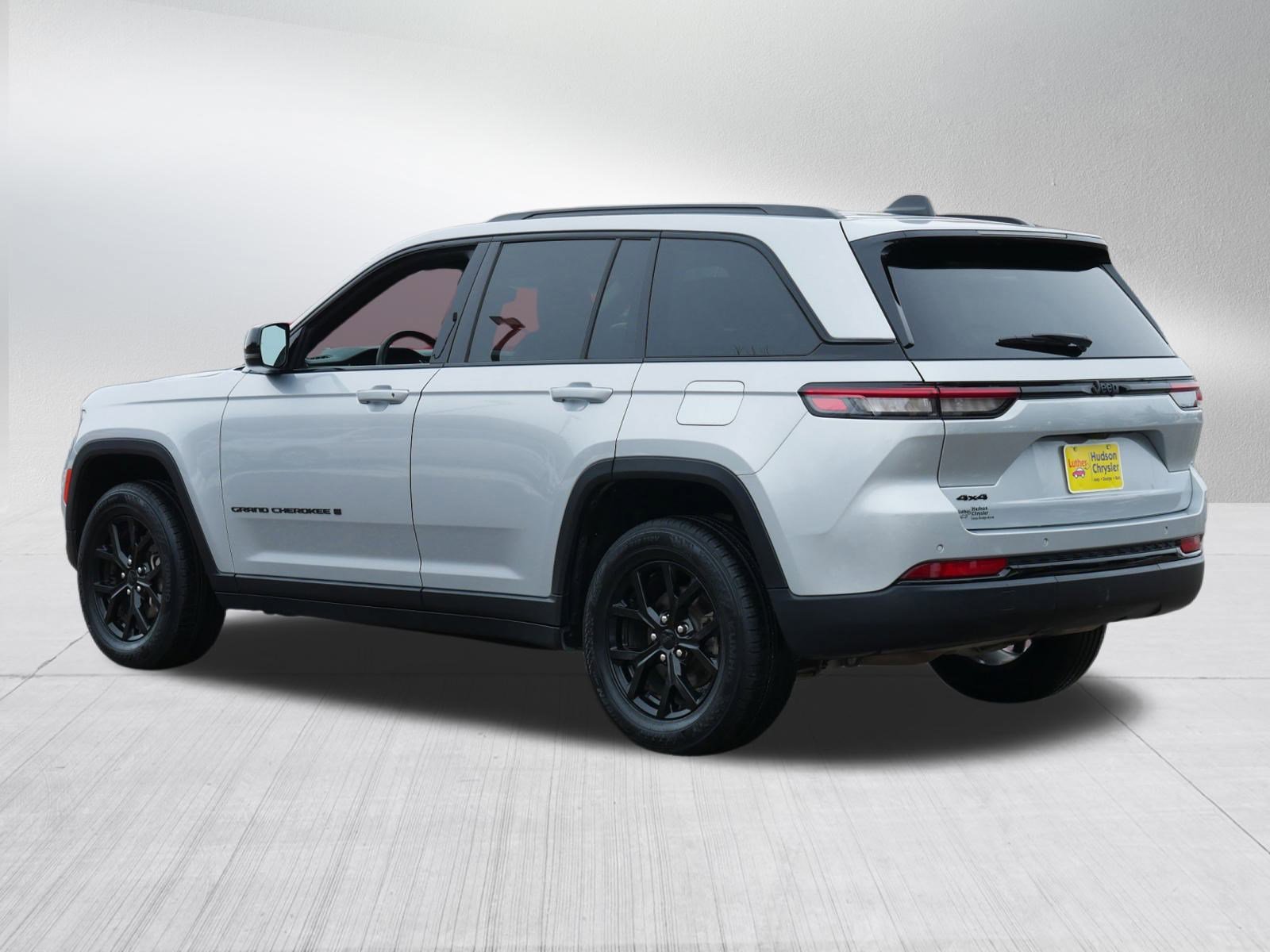 Used 2024 Jeep Grand Cherokee Altitude image 5