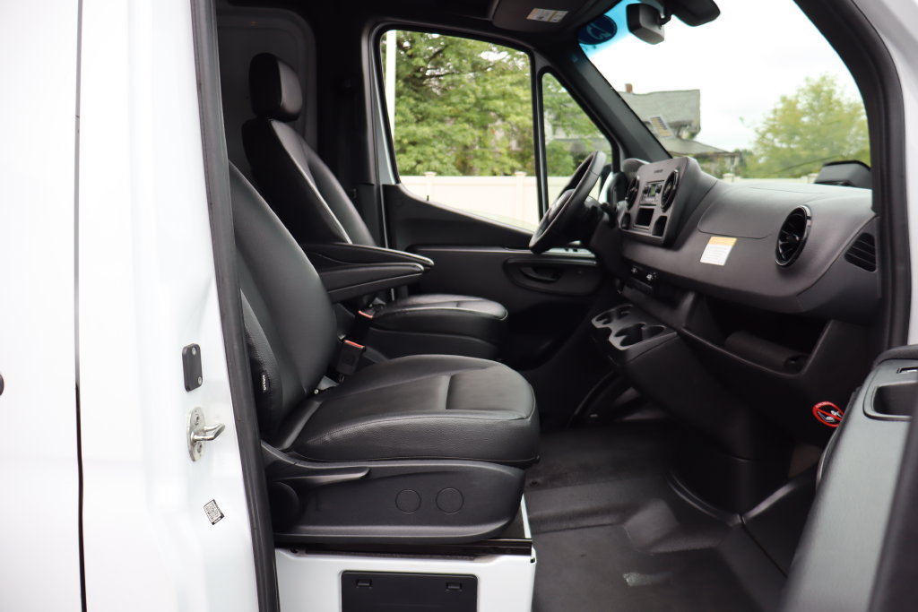 Used 2025 Mercedes-Benz Sprinter 2500 image 32