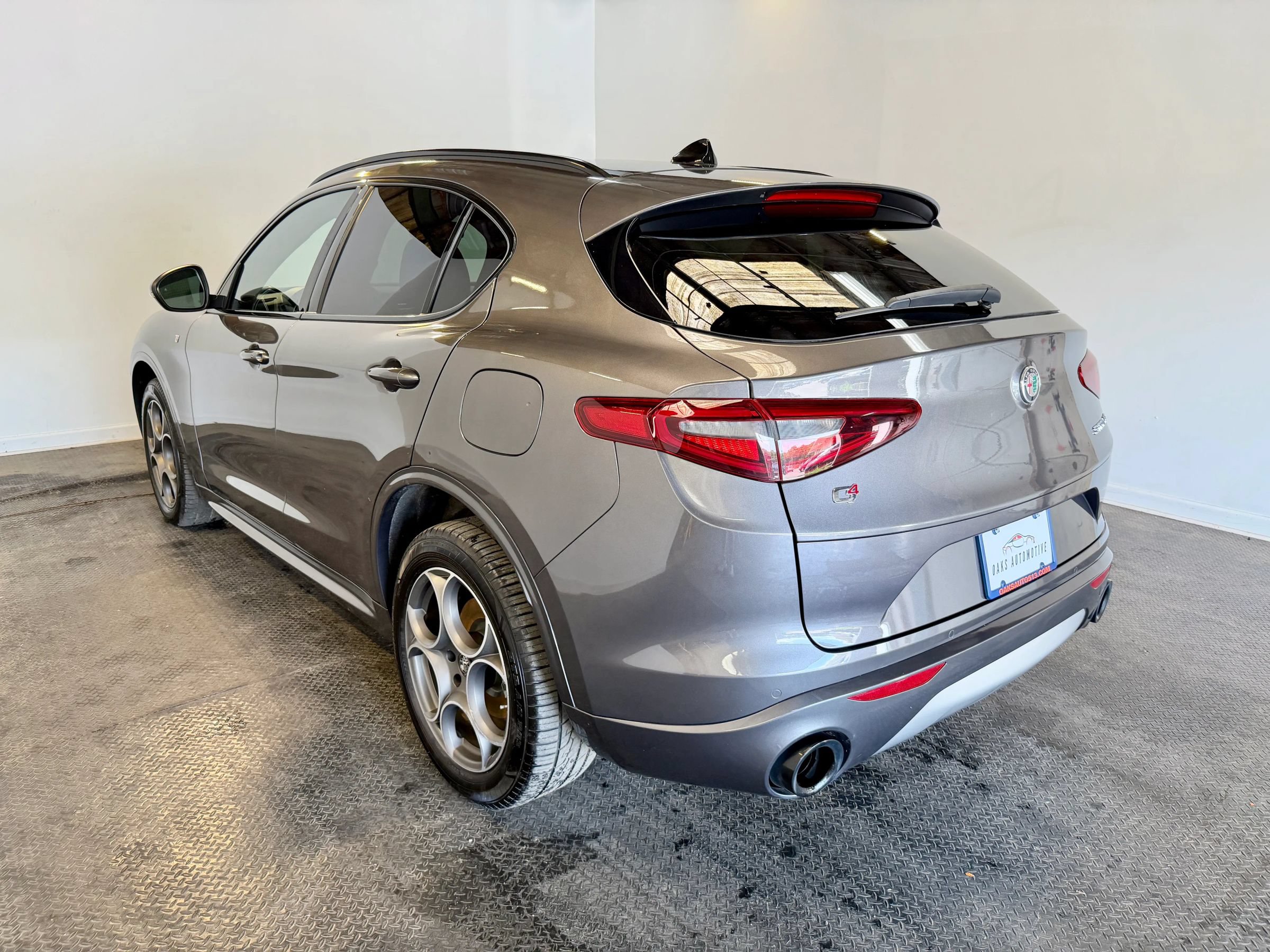 Used 2022 Alfa Romeo Stelvio Ti AWD/4WD image 4