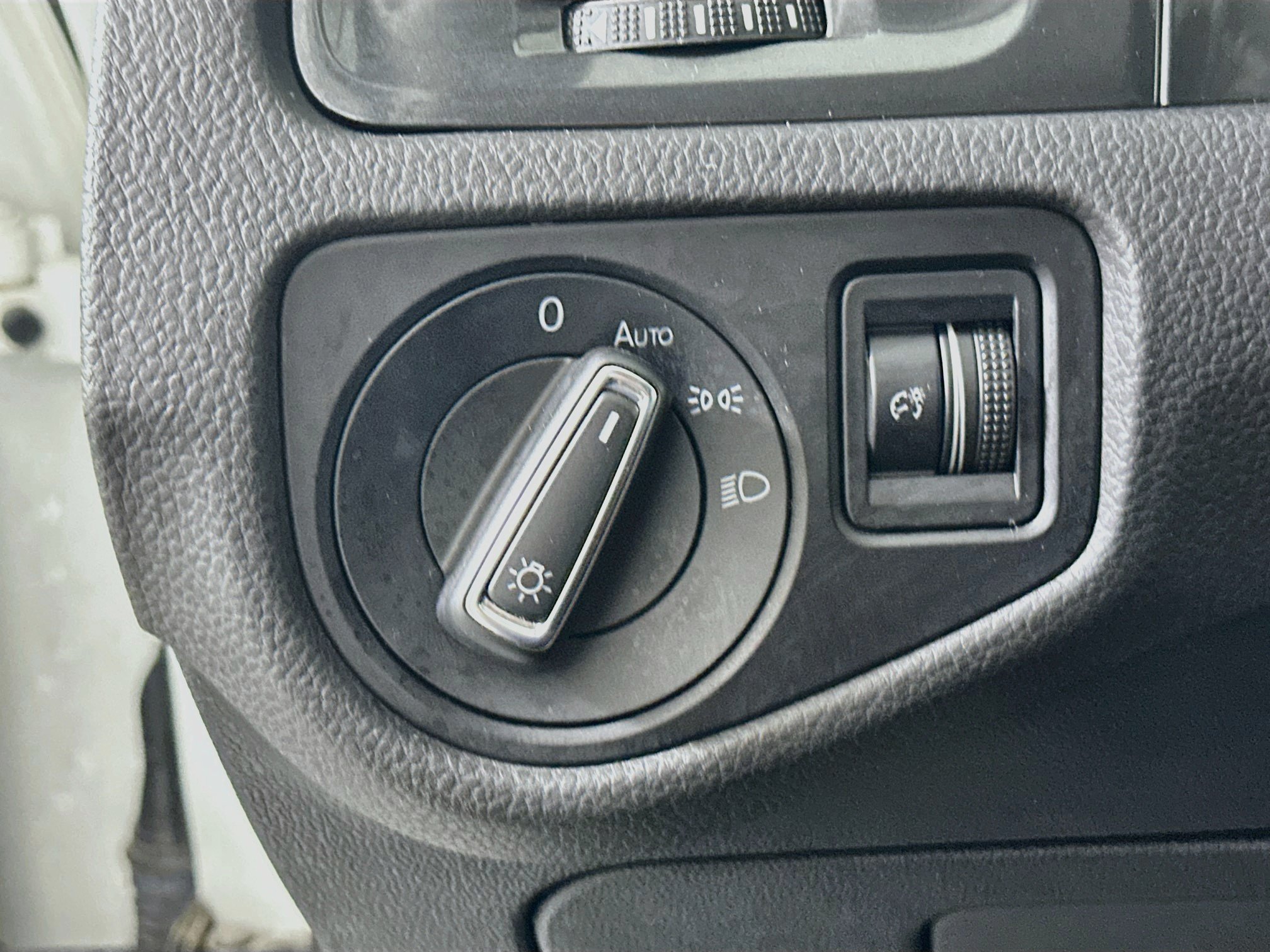 Used 2020 Volkswagen Golf 4-Door FWD image 16
