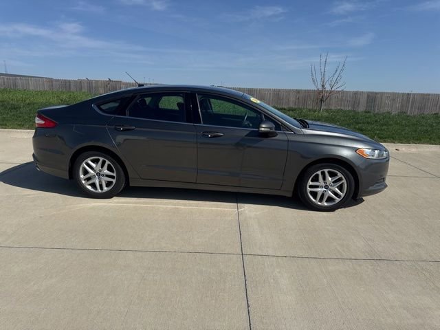 Used 2016 Ford Fusion SE FWD image 2