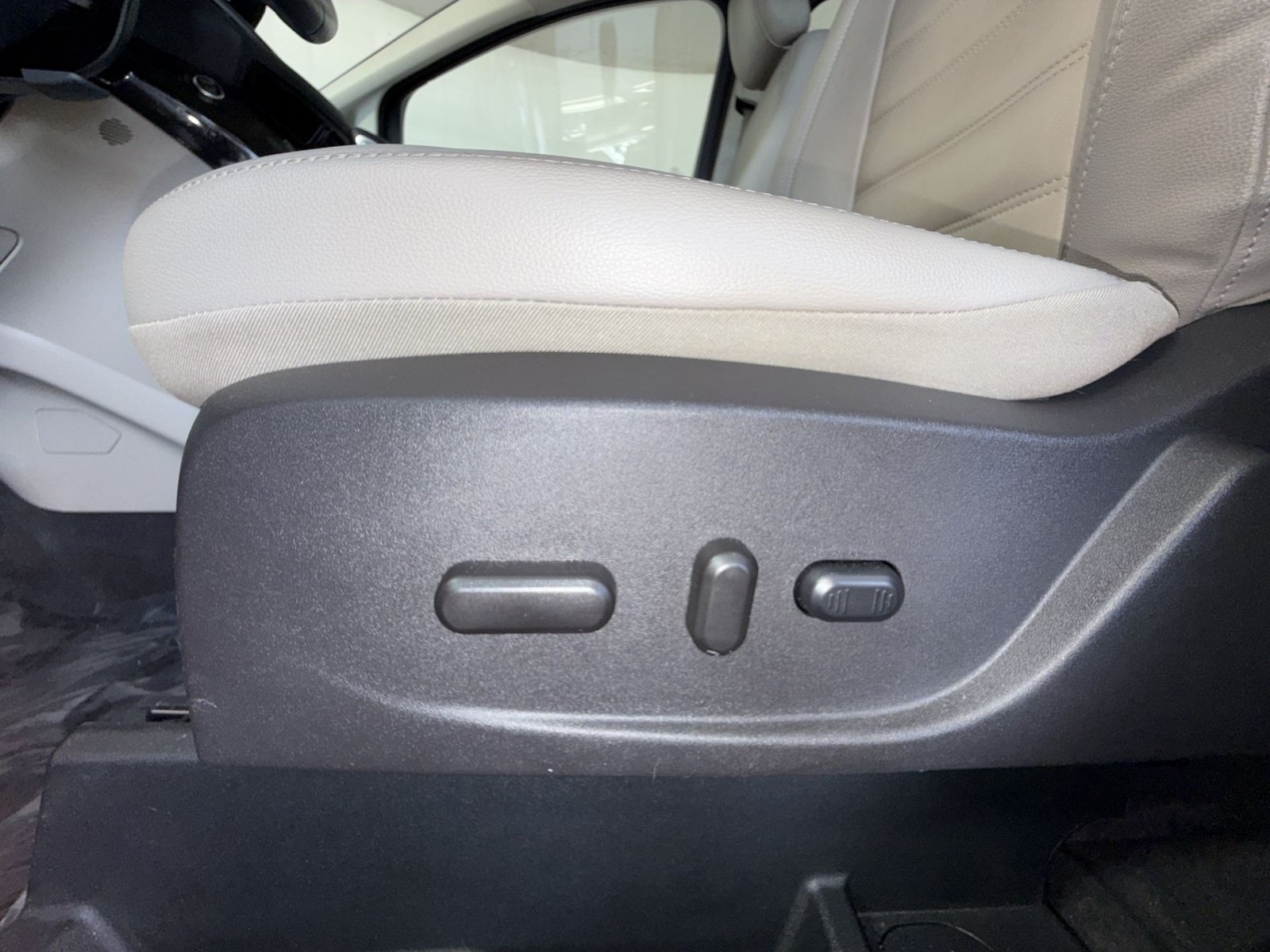Used 2018 Ford C-MAX Titanium w/ Equipment Group 301A FWD image 14