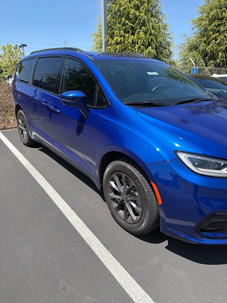 Used 2021 Chrysler Pacifica Limited w/ Premium & Safety Sphere Group AWD/4WD image 3