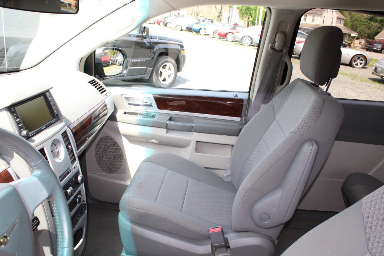 Used 2010 Chrysler Town & Country Touring w/ Entertainment Group #2 FWD image 14