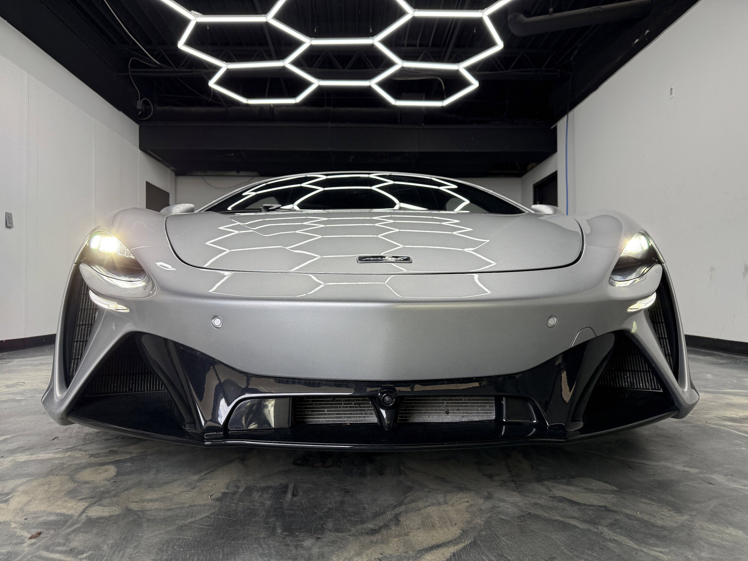Used 2023 McLaren Artura RWD image 9