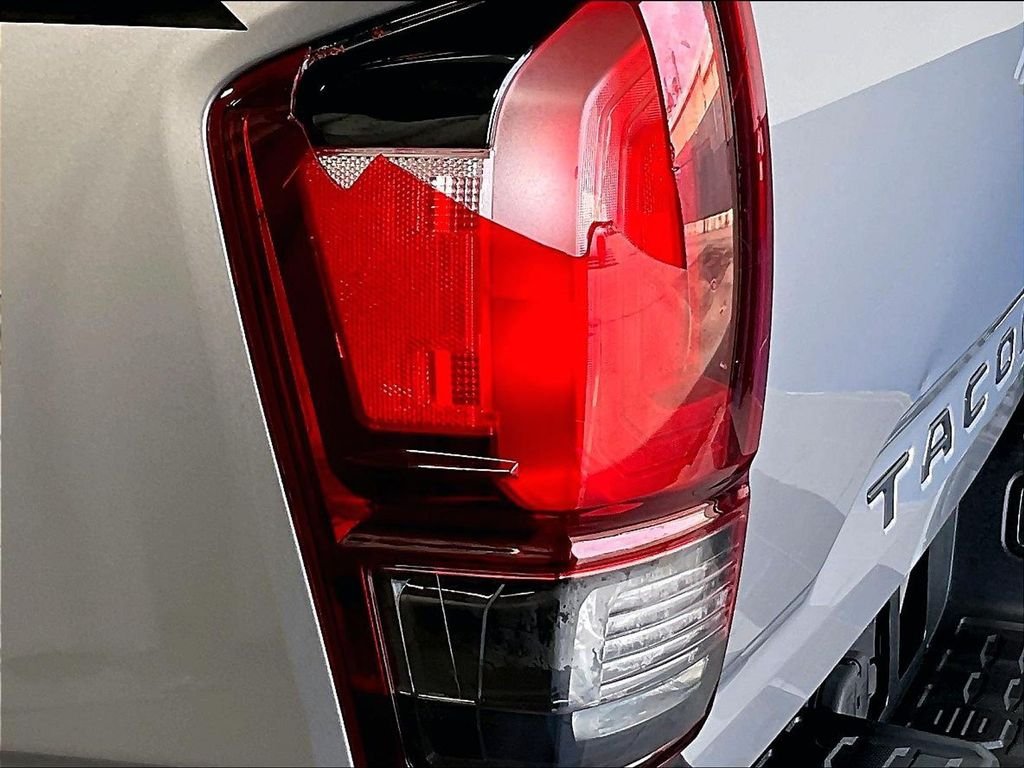 Used 2018 Toyota Tacoma SR5 AWD/4WD image 34