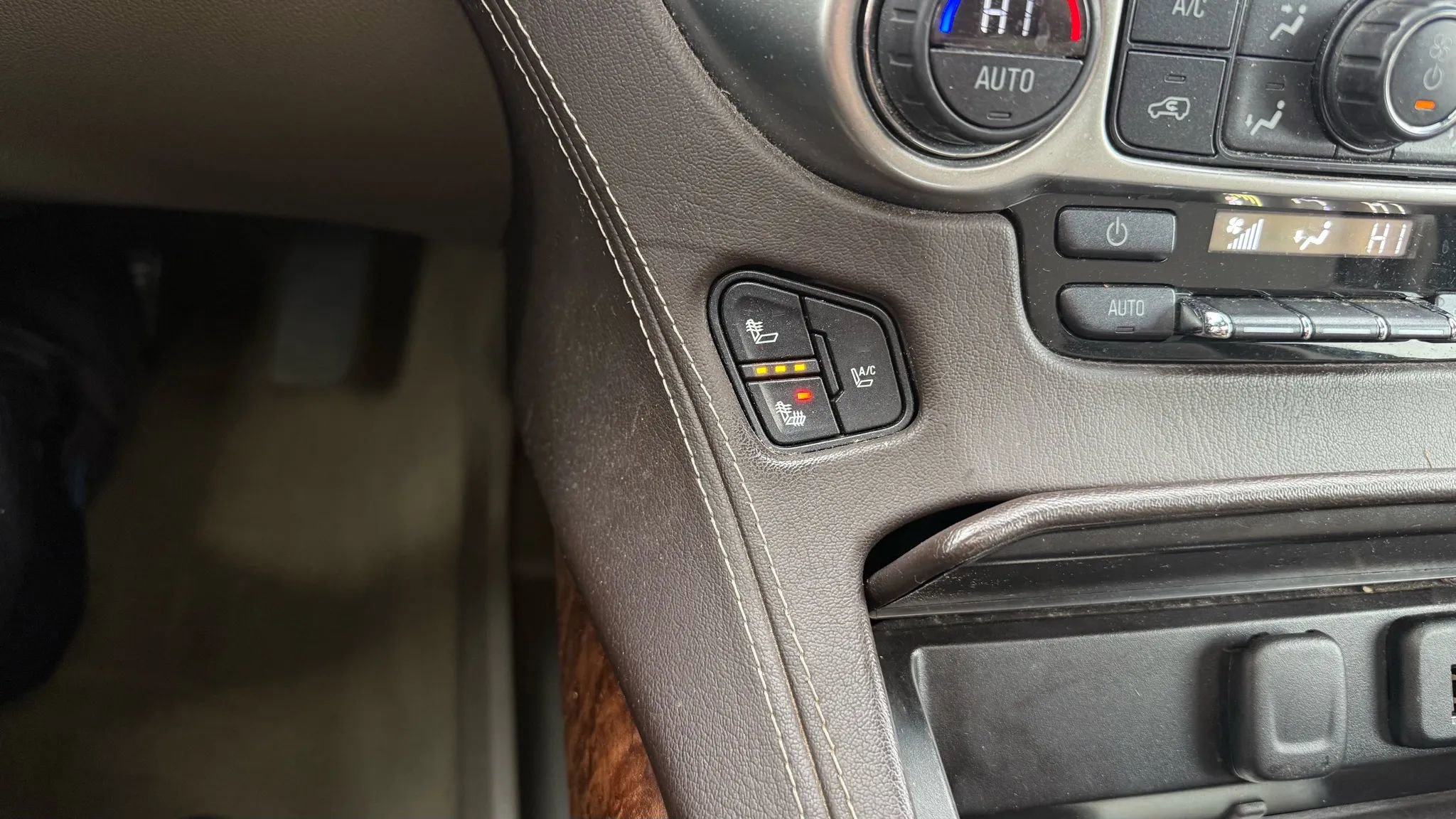 Used 2015 Chevrolet Suburban LTZ image 18